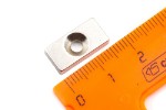 Неодимовый магнит прямоугольник 16х8х3 мм с зенковкой 3.2⁄6.2 мм, N35