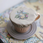 Текстильная крышка Кролик на лужайке, Края: Ровные, Размер: 9 см