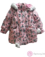 Куртка детская розового цвета с принтом.