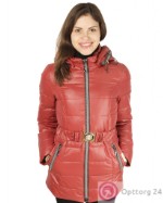 Женская куртка красного цвета удлинённая модель с поясом.