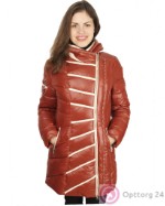 Женская удлинённая  куртка красного цвета с белыми нашивками  на передей части.