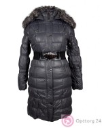 Пальто зимние стеганное черного цвета, с капюшоном, отделка иск. мех