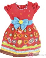 Детское платье ярко-красного цвета с голубым поясом и бантом.