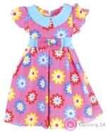 Детское платье розового цвета с голубым воротом и поясом.
