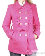 Розовое запашное пальто с золотистыми пугвицами.