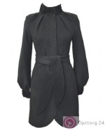 Женское пальто темно-серого цвета с широким поясом.