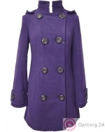Женское приталенное пальто фиолетового цвета.
