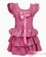 Детское платье нежно-розового цвета с бантом.