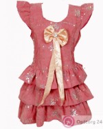 Платье персикового цвета для девочки украшено блёстками по всей длинне .