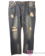 Мужские джинсы темного цвета с потёртостями на коленях