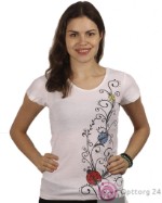 Женская футболка белого цвета с рисунком в виде цветов и божьей коровкой.