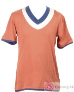 Мужская однотонная футболка оранжевого цвета с v-образным воротником.