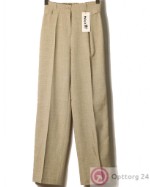 Женские брюки прямого кроя песочного цвета с пуговицами на карманах.
