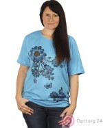 Женская футболка голубого цвета  с принтом в виде цветов.