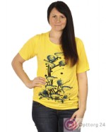 Женская футболка желтого цвета с космическими цветами.