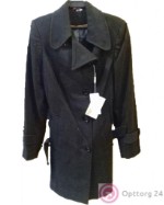 Женское пальто черного цвета с длинным воротом.