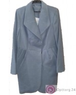 Женское пальто серо-голубого цвета.