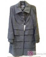 Женское пальто серого цвета на пуговицах.