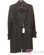 Пальто женское черного цвета с вертикальной прострочкой.