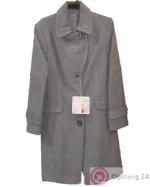 Женское приталенное пальто серого цвета с вертикальной прострочкой.