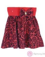Детская юбка  красного цвета украшенна бантом  на поясе.