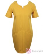 Женское платье прямого кроя желтого цвета с коротким рукавом.