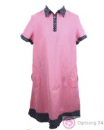 Платье женское розового цвета с синим воротником на пуговицах.