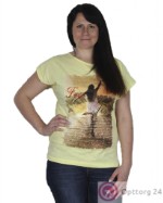 Женская футболка лимонного цвета с фотопринтом на передней части изделия.