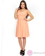 Женское платье персикового цвета с пересекающимся поясом.
