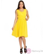 Женское платье жёлтого цвета с широким поясом.