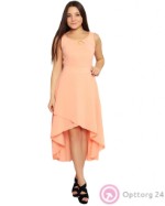 Женское платье персикового цвета с брошью на груди.