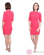 Женское приталенное платье розового цвета с брошью в области груди.
