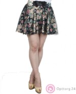 Женская атласная юбка с цветочным принтом и гипюром.