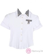 Школьная блузка белого цвета с коротким рукавом.