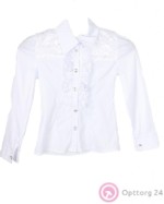 Белая блузка с кружевным украшением.