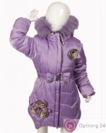 Пуховик-пальто для девочки  сиреневого цвета украшенное цветами.