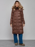Пальто утепленное молодежное зимнее женское темно-коричневого цвета 57997TK