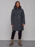 Пальто утепленное молодежное зимнее женское темно-серого цвета 59018TC